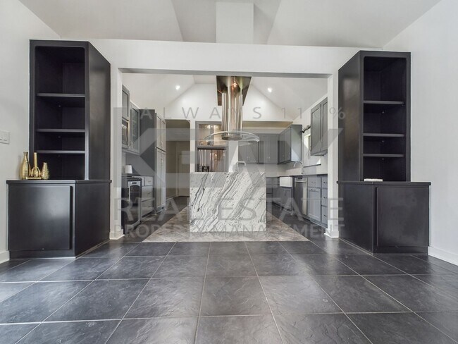 Building Photo - Three Bedroom Home in Sunset!
