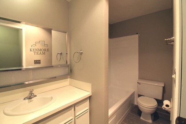 Building Photo - 2 Bedroom, 1 Bath Condo in Kennewick