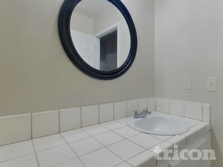 Building Photo - 820 Mamilane