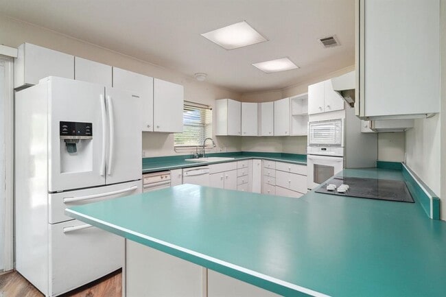 Building Photo - 15502 Kitty Hawk Dr