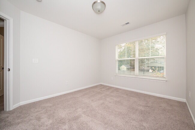 Building Photo - Elegant 3BR,2.5BA Townhome with Modern Finishes $1950/mo rent***