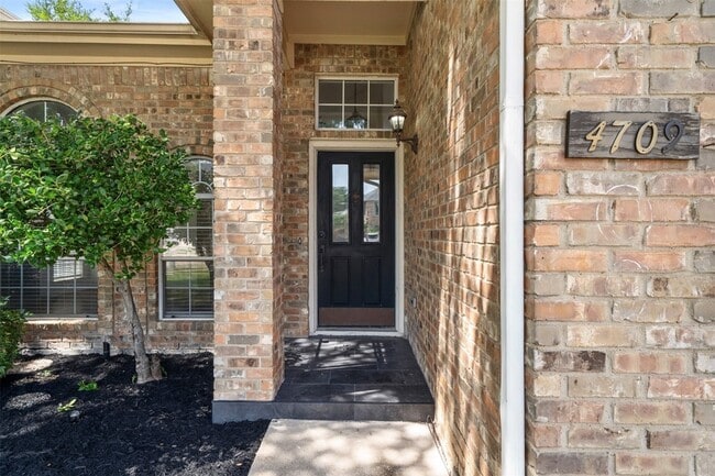 Building Photo - 4709 Thorntree Dr
