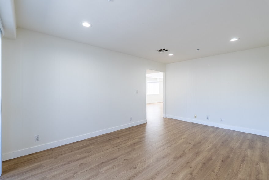 Building Photo - 1758 N Alexandria Ave