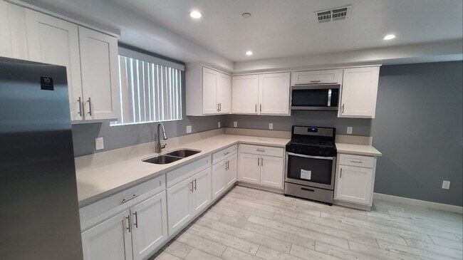 Building Photo - 32(839)