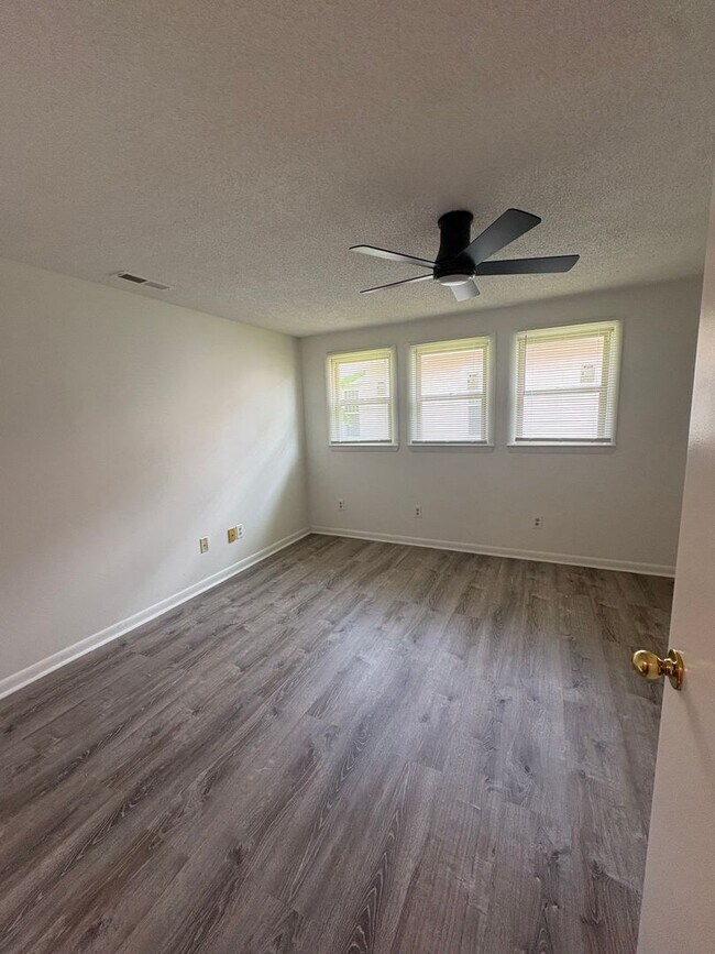 Building Photo - 408 3rd Ave NW