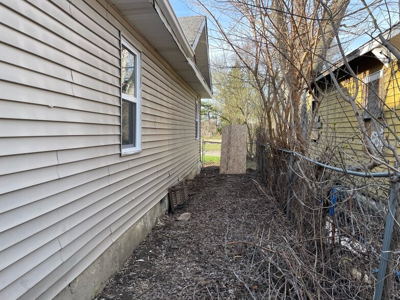 Building Photo - 1129 Huron St