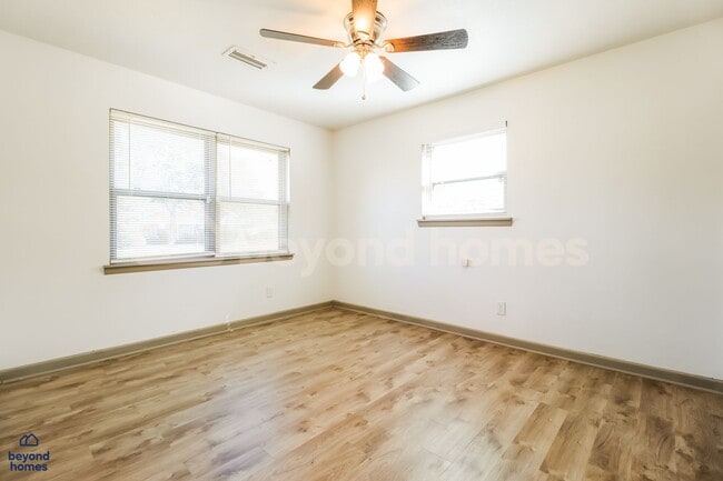 Building Photo - Beautifully Updated 4 Bedroom Home with Stunning Lakefront Views!