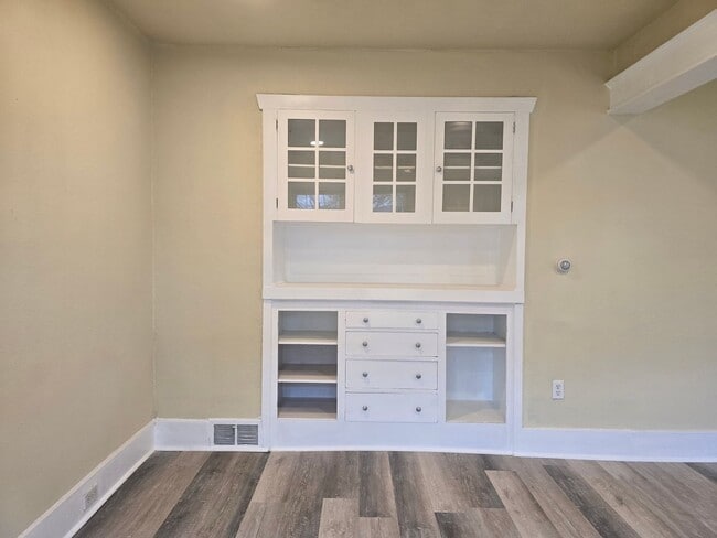 Building Photo - 2 Bedroom Duplex with Basement & 2-Car Garage