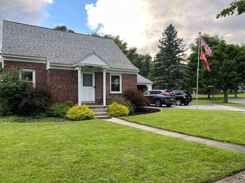 Primary Photo - 324 Butterfield Ave