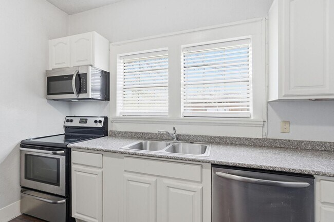 Building Photo - 516 Mill St