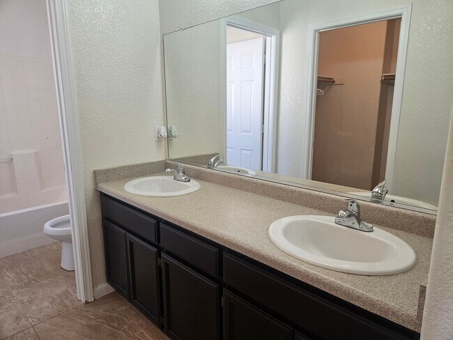 Building Photo - Beautiful Kerman Home!