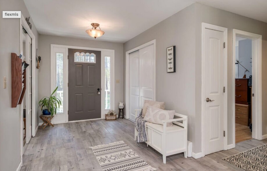 Building Photo - 13 White Pine Ln