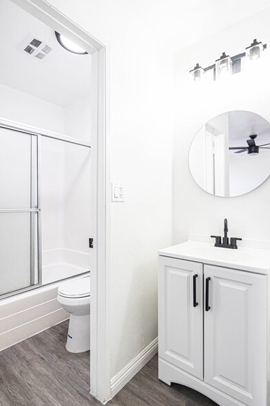 Building Photo - 10810 Sarah St