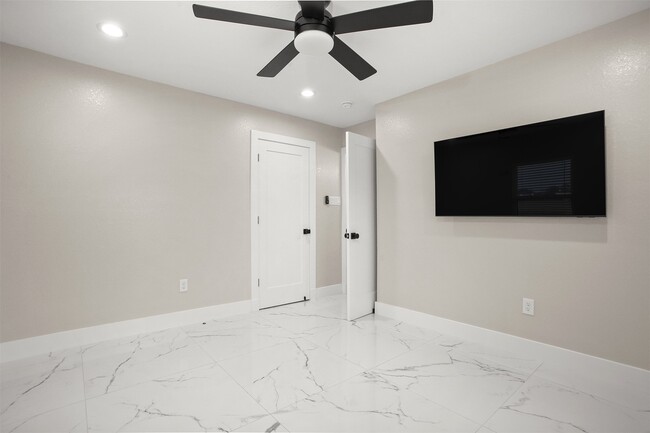 Building Photo - 4002 Dixie Farm Rd