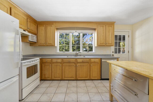 Building Photo - 27 Hermon St