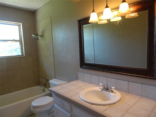 Building Photo - 600 Oak Creek Dr