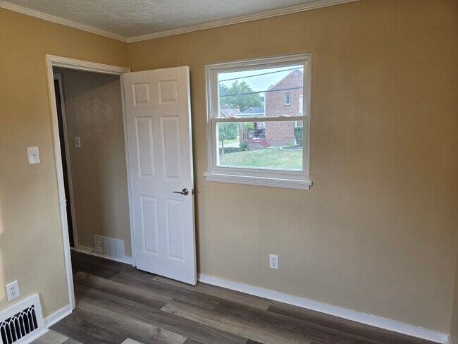 Building Photo - 5272 Fieldcrest Dr