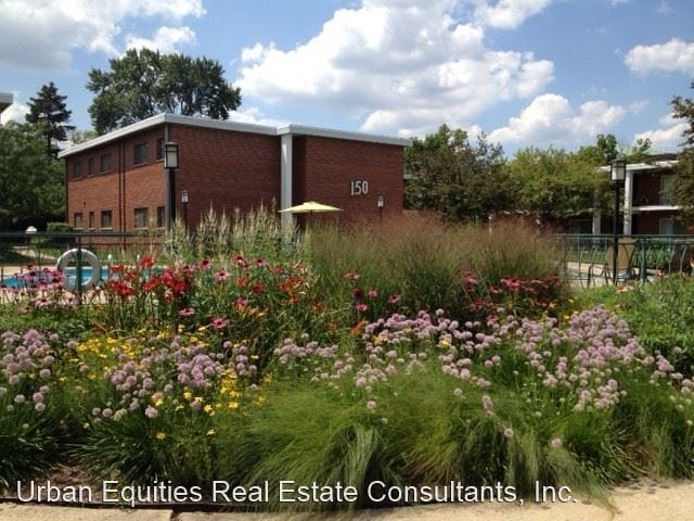 Building Photo - 160 E Lake St