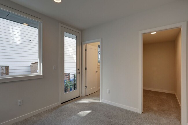Building Photo - Beautiful 2bd, 2ba Townhome Available in C...