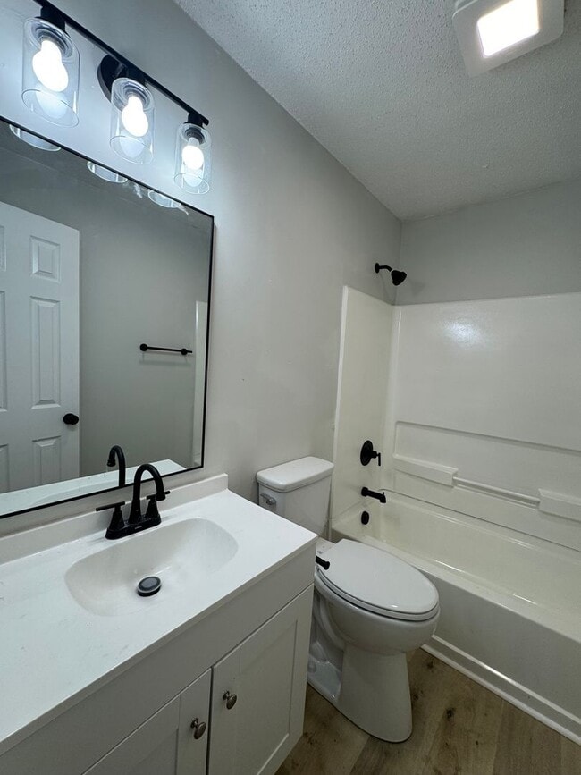 Building Photo - 3bed/2bath freshly renovated home!