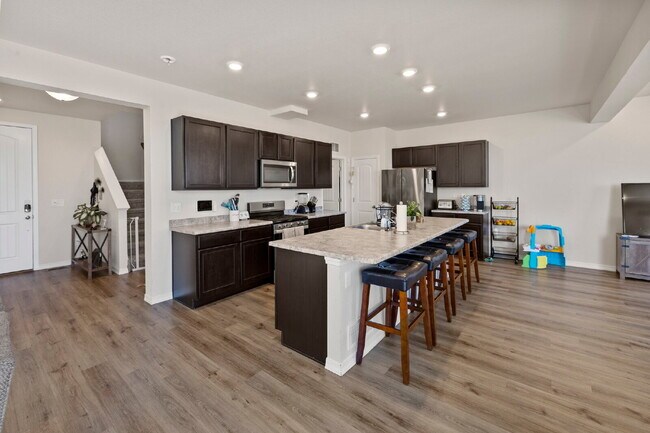 Building Photo - Bright and Beautiful Home with Gourmet Kitchen & Hardwood Floors