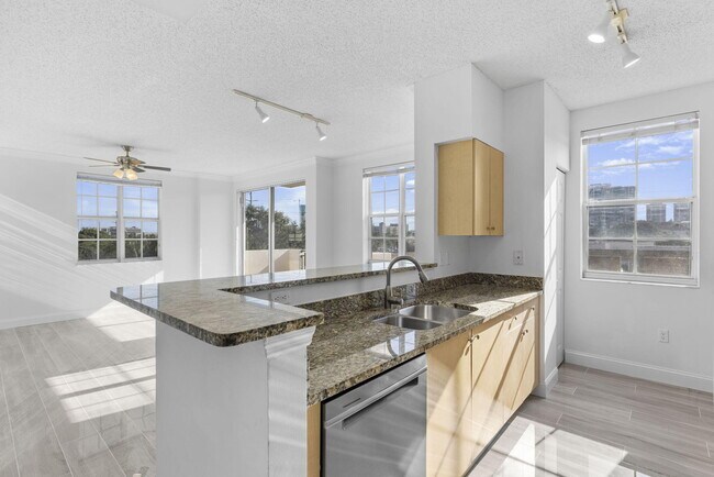 Building Photo - 616 Clearwater Park Rd