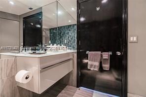 Building Photo - 300 S Pointe Dr