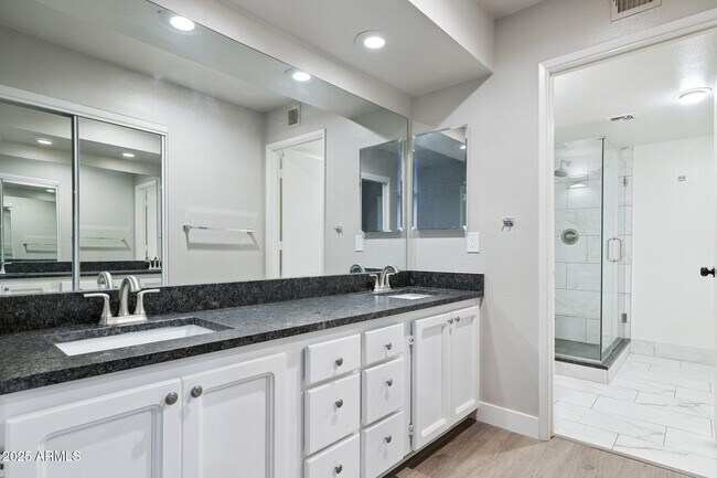 Building Photo - 7950 E Starlight Way