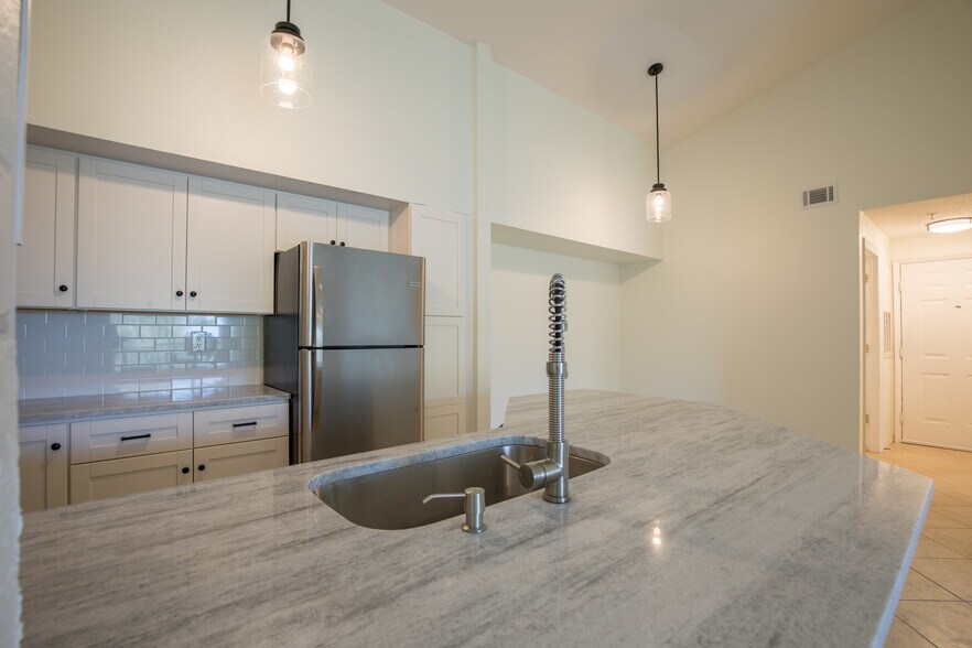 Building Photo - 4106 Central Sarasota Pky