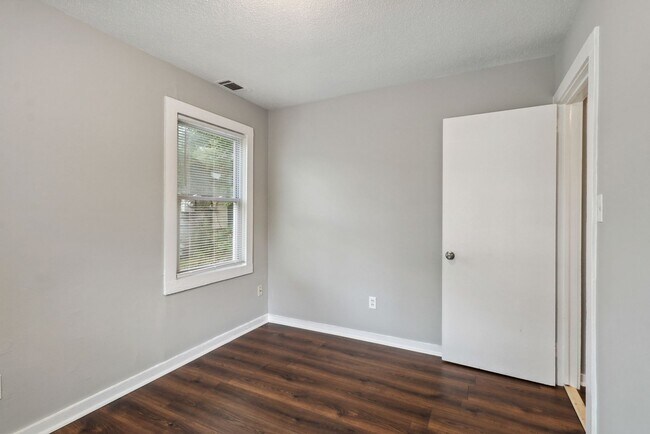 Building Photo - Large 3BR/1BA Near Ardsley Park House For Rent