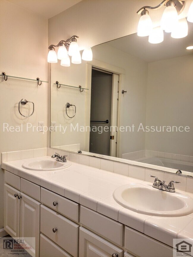 Building Photo - 10275 NW Alder Grove Ln