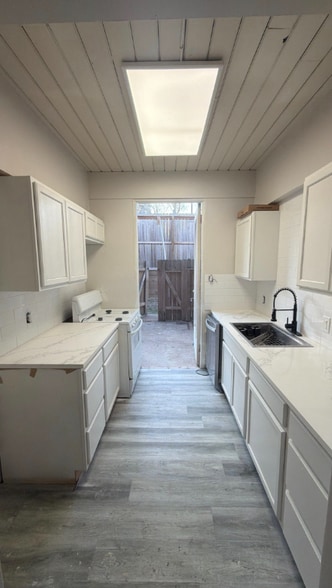 Building Photo - 19 Lakeway St