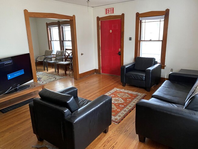 Building Photo - 401 W Elm St