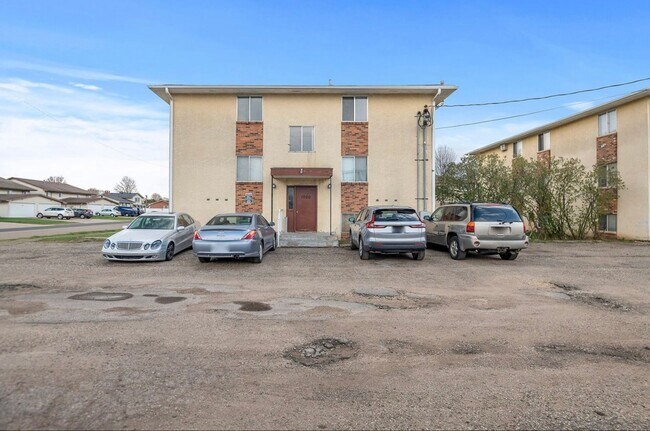 Building Photo - Updated Spacious 2BR/1 Bath Apartment Avai...
