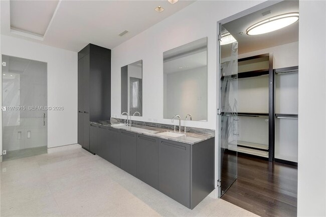 Building Photo - 18201 Collins Ave