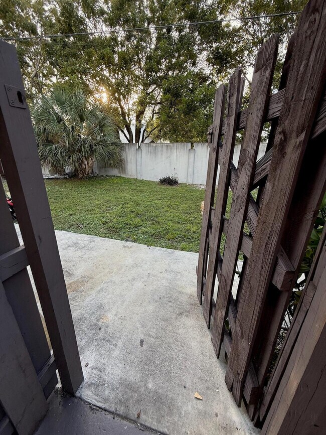 Building Photo - 3003 NW 5th Terrace