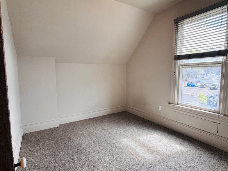 Building Photo - 12 E 200 S