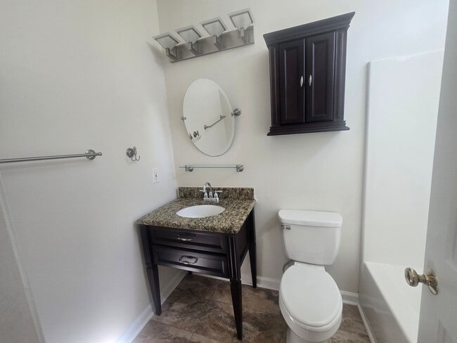 Building Photo - Super Cute Renovated End-Unit Loft Townhome in Arbor Creek!