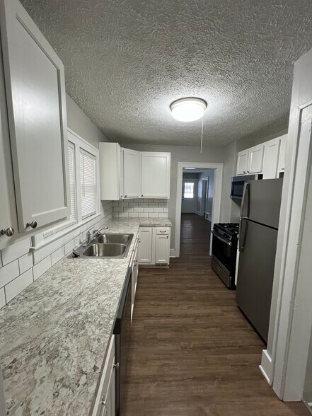 Building Photo - 947 Oakcrest St SW