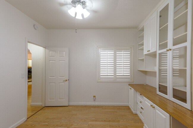 Building Photo - Great 1st Floor 2 Bed Condo