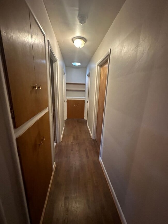 Building Photo - MIDTOWN 3 Bdrm House, All Appliances incl ...