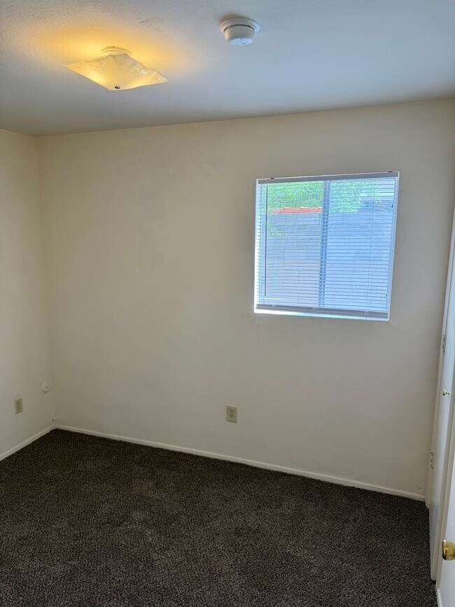 Building Photo - General Marshall St (216)