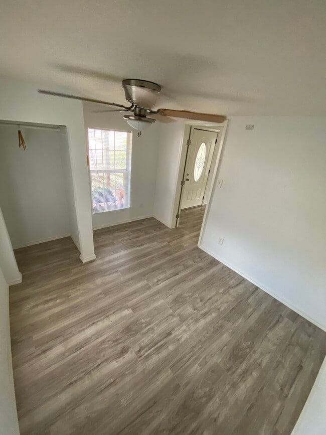 Building Photo - 2511 E 9th St