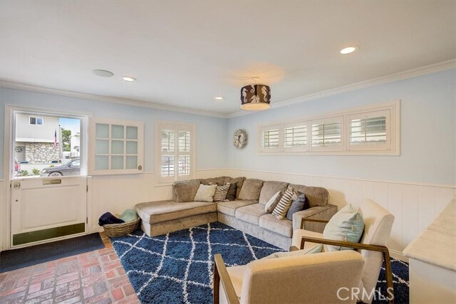 Building Photo - 2128 Miramar Dr