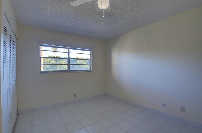 Building Photo - 3810 Via Poinciana