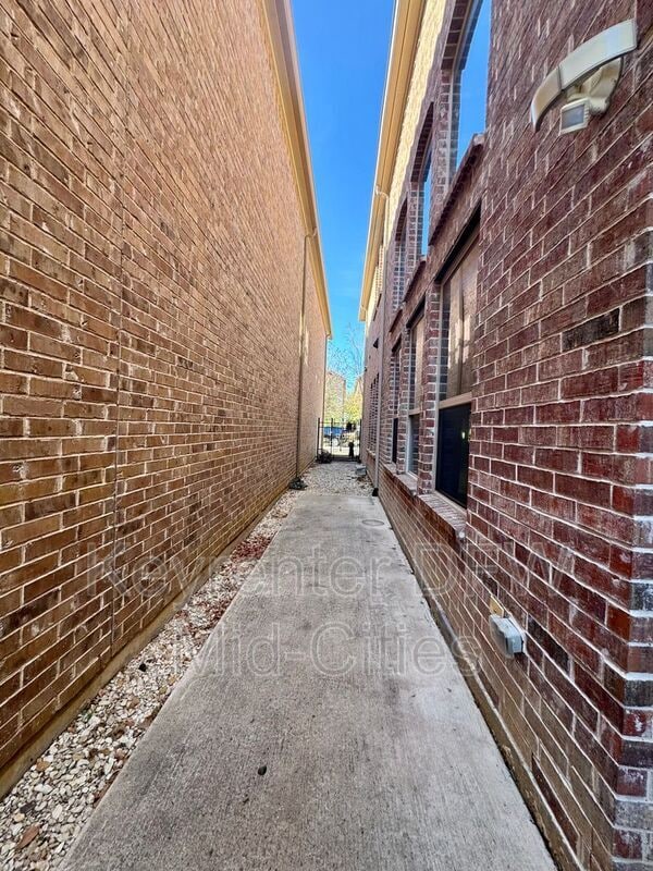 Building Photo - 6726 DeLeon St