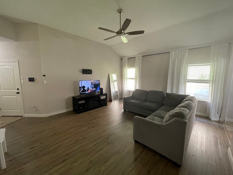 Building Photo - 1330 Plaza Lake Dr