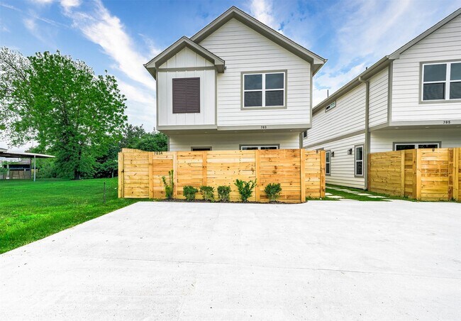 Building Photo - 783 Fortune St