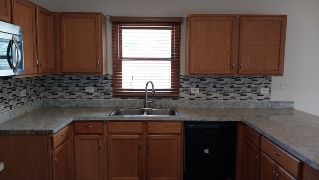 Building Photo - 5420 Hillside Dr W