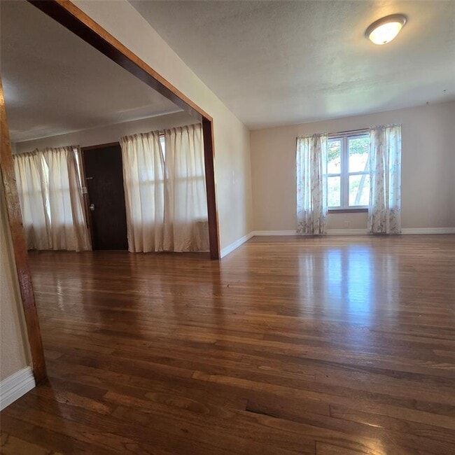 Building Photo - 504 Corral Ln